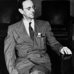 Di balik setelan rapi dan sorot mata yang tenang james chadwick menyimpan penemuan yang mengubah arah sejarah Neutron yang ia identifikasi pada 1932 lahir dari kesunyian laboratoriumnamun gema temuannya menjangkau perang diplomasi hingga dilema moral ilmu pengetahuan modern